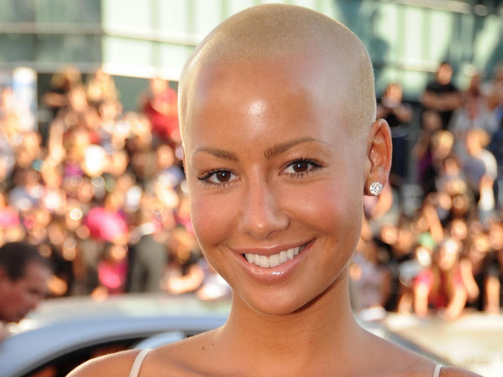 Amber Rose Is Wearing A New Look As She Poses In Lacy Lingerie [look