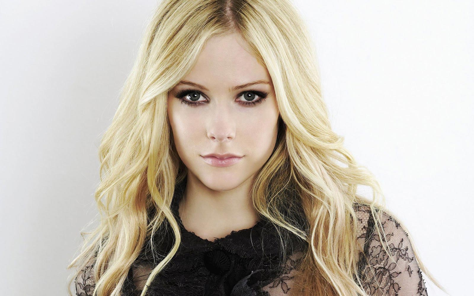So Lovely You've Never Seen Avril Lavigne In The Nude Look (SNAPSHOT