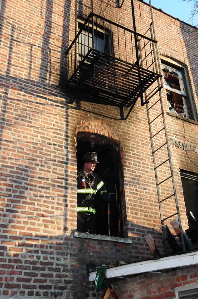 MICHAEL SCHWARTZ FOR NEW YORK DAILY NEWS Firefighters were able to bring the Williamsbridge blaze under control in less than an hour.