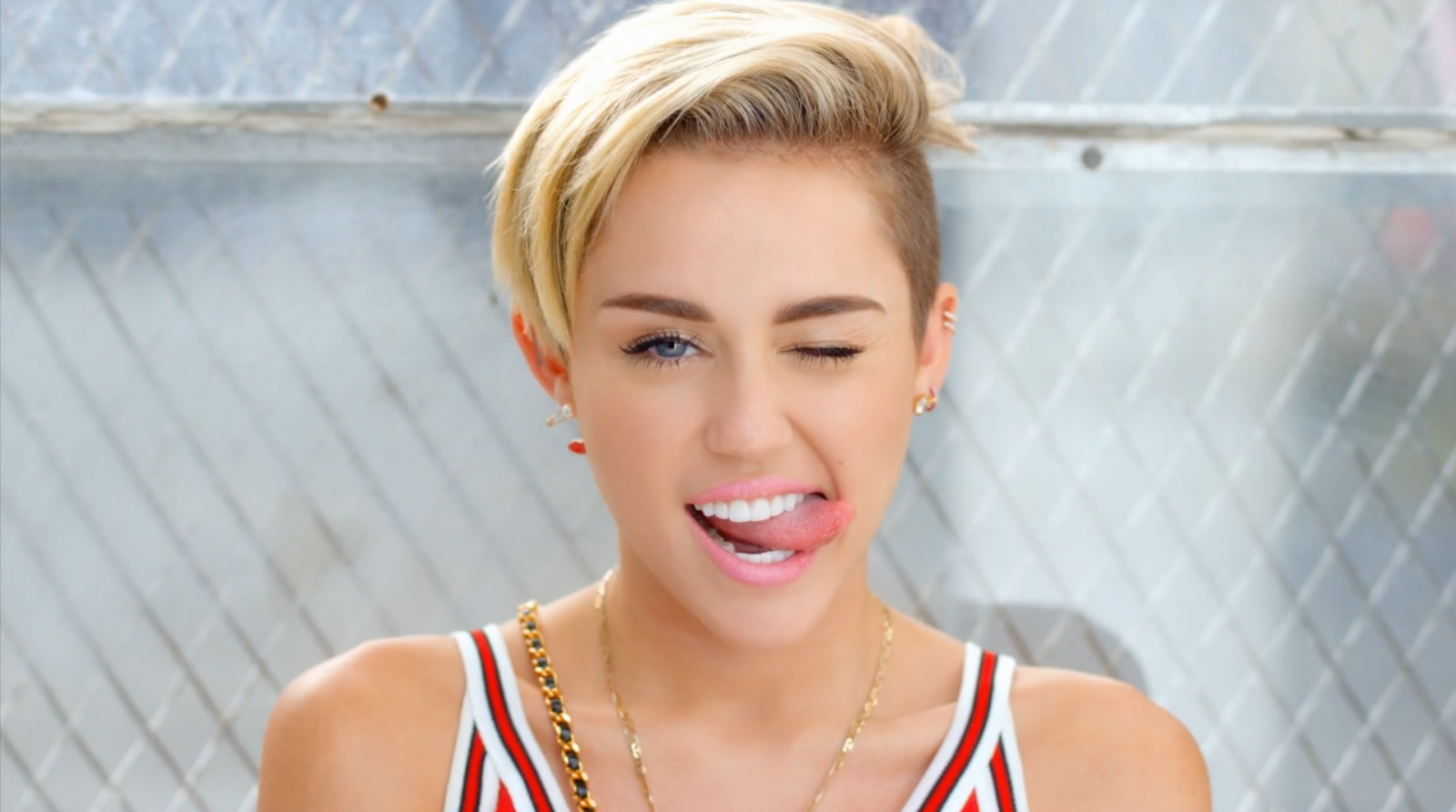 Miley Cyrus Photographed Nude In Bed 'Doing A Threesome' [LOOK] - The Trent