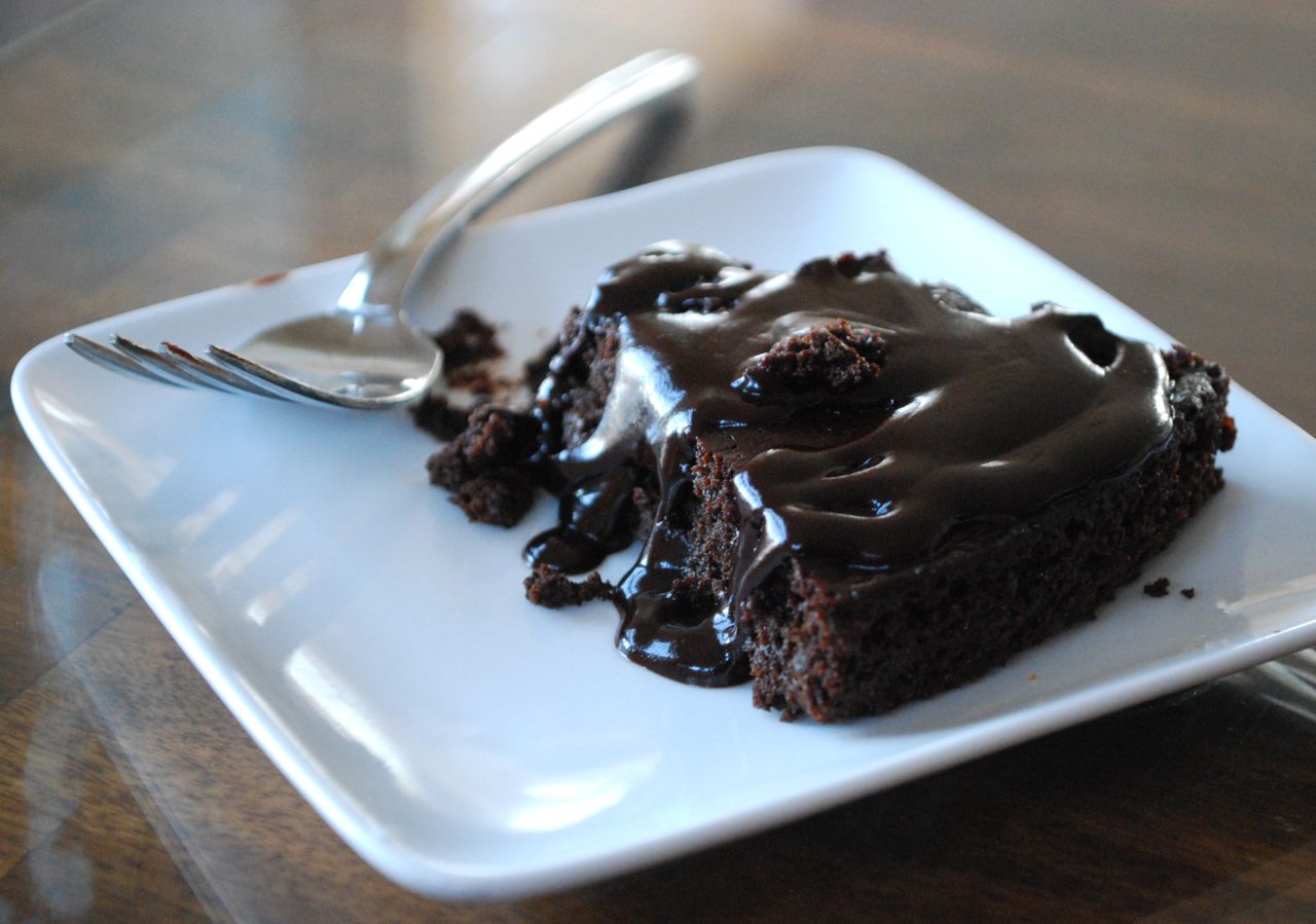 chocolate-cake-with-fudge-sauce