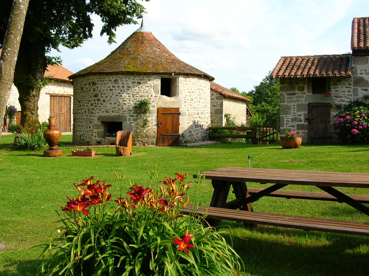 Faraway village. Вьенн (графство). Испания деревня. Эх деревня Франция. Вино очаровательная деревня Франция.