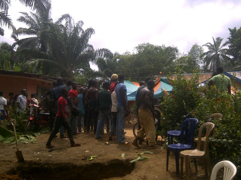 MARCH 8, 2014: The youths become restive as the father of the deceased and his elder brother accused of being the killer refuse to come out and receive the youths and the corpse in Mgbee, Orlu LGA, Imo State (Photo Credit: Douglas Nwune/The Trent)