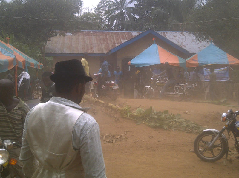 MARCH 8, 2014: The youths become restive as the father of the deceased and his elder brother accused of being the killer refuse to come out and receive the youths and the corpse in Mgbee, Orlu LGA, Imo State (Photo Credit: Douglas Nwune/The Trent)