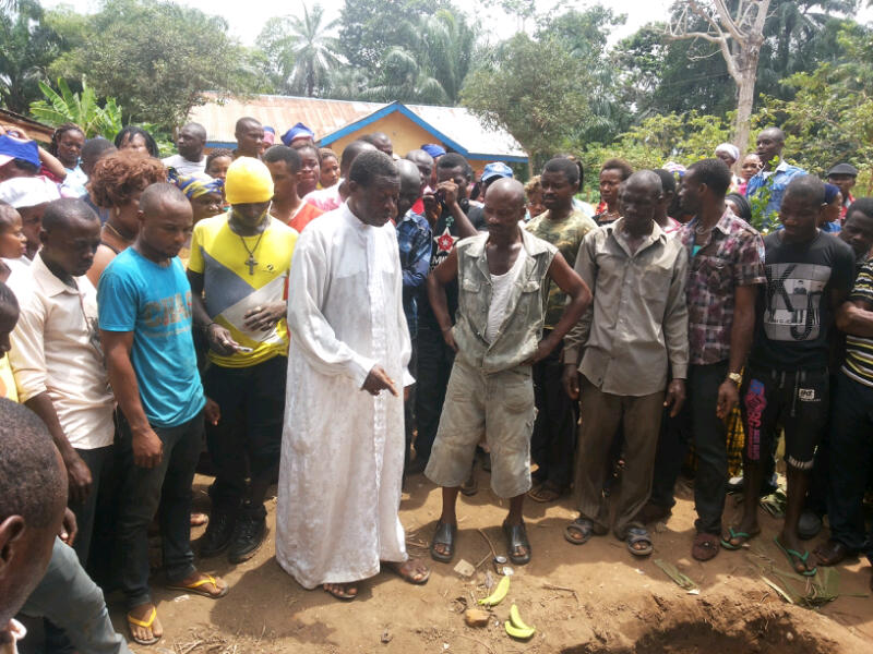 Father of the deceased, Chief Linus Asika saying the last prayer of his late son, Onunaka at the graveside in Mgbee, Orlu LGA, Imo State (Photo Credit: Douglas Nwune/The Trent)