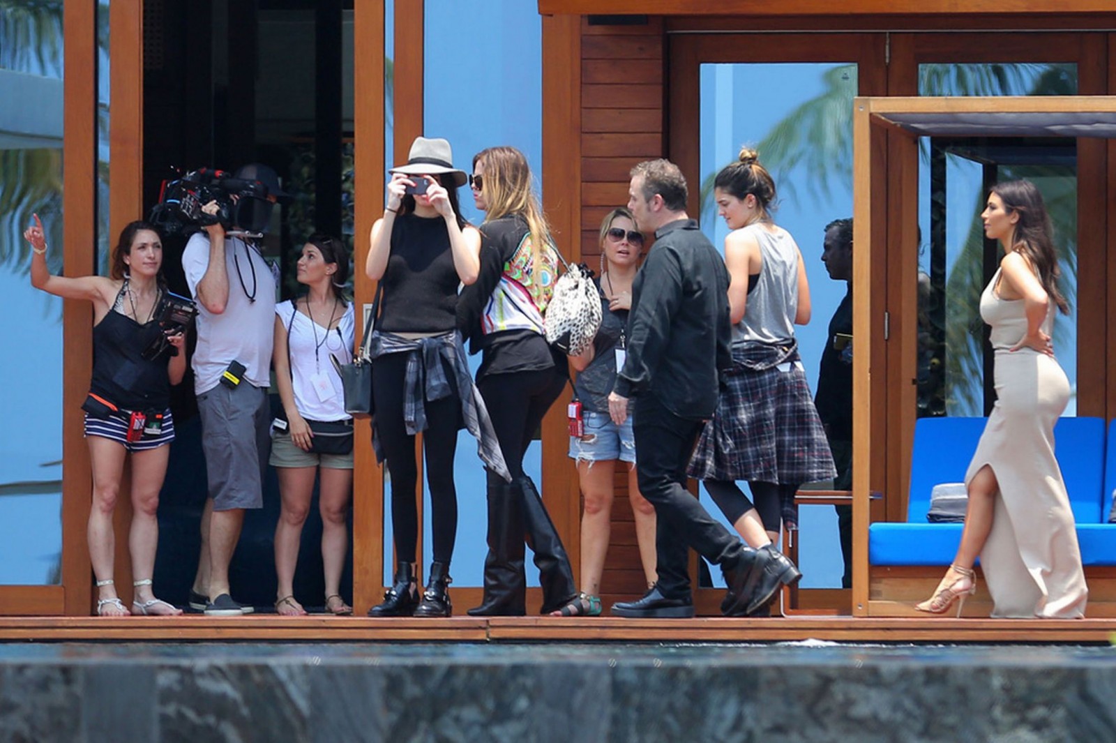 Kim Kardashian and family arrive at their mansion in Thailand (Photo Credit: Slash/Daily Mirror)
