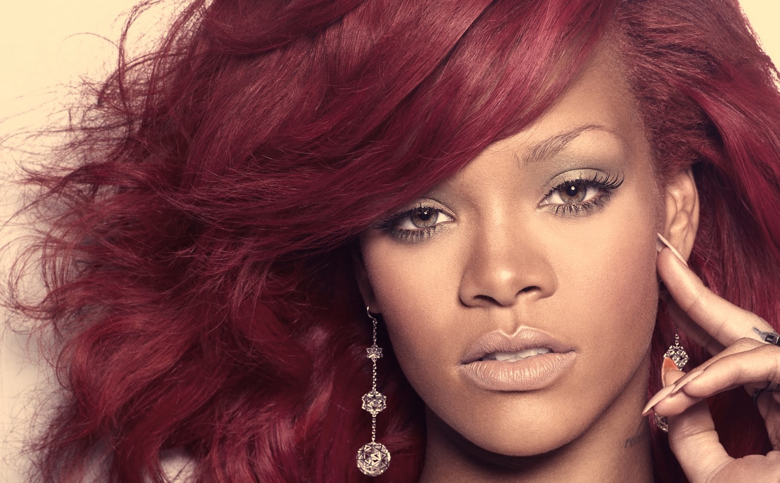 pink wig Rihanna