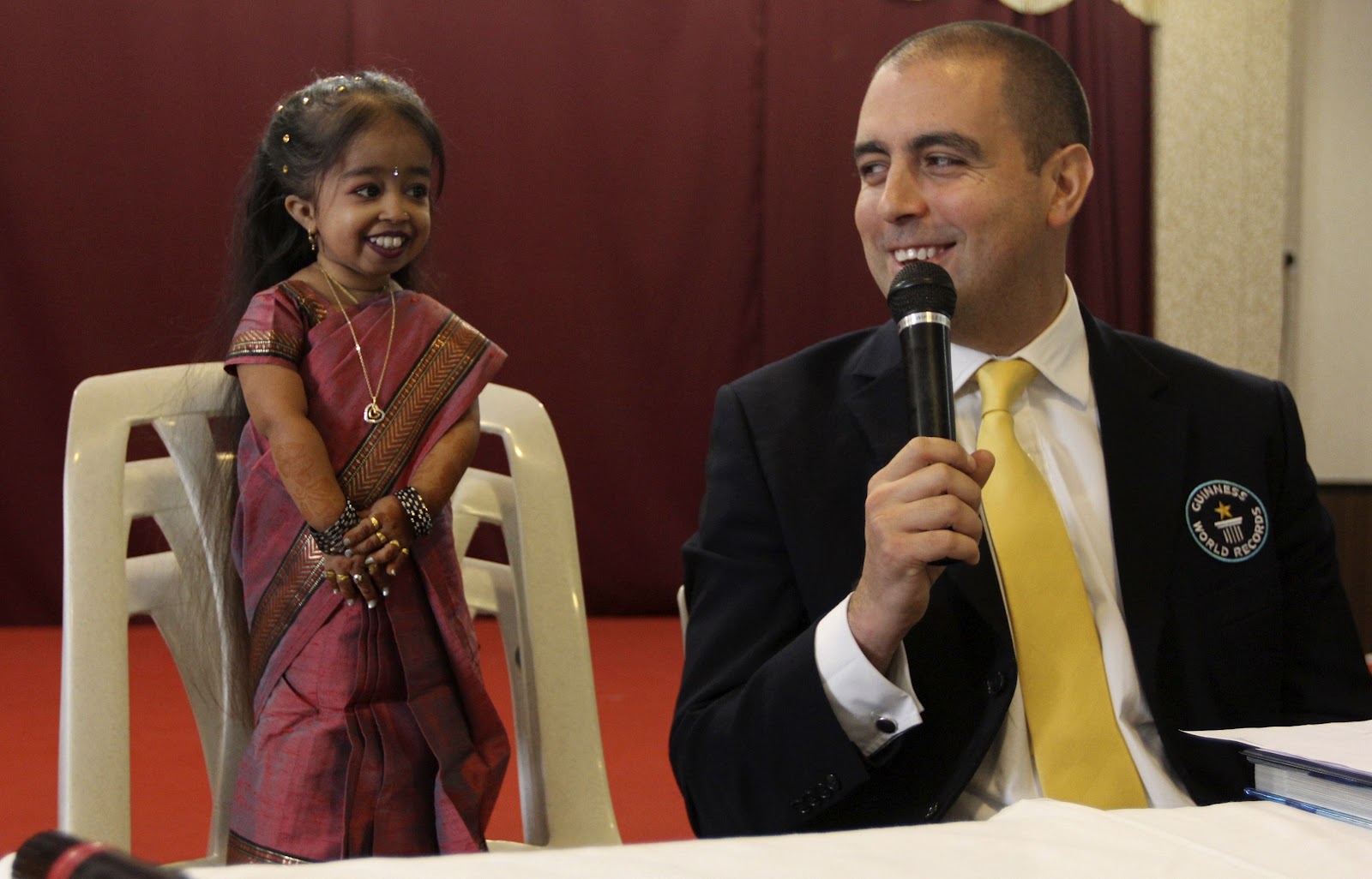 Сами удивительных людей. Джоти Амджи. Джиоти самая маленькая женщина в мире. Джиоти Амге муж. Джиоти Амге рекорд Гиннесса.