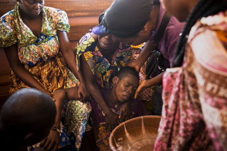 Bangui. A man who survived a grenade attack that killed 13 persons, including a woman and 2 kids, at Fatima district, is collapsing at the morgue of the hospital where some relatives body where brought. (Photo Credit: William Daniels/Panos)