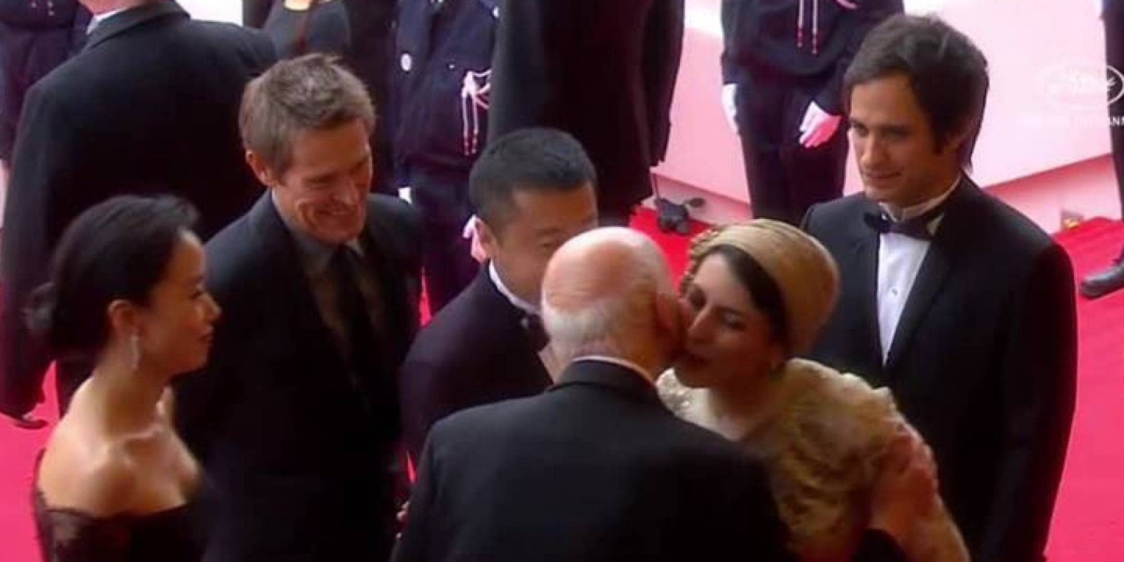 Leila Hatami kisses Gilles Jacob (Photo Credit: CANAL+)