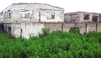 Front view of the abandoned buildings used by the suspects to perpetrate horror in Ilorin, Kwara State (Photo credit: ThisDay)