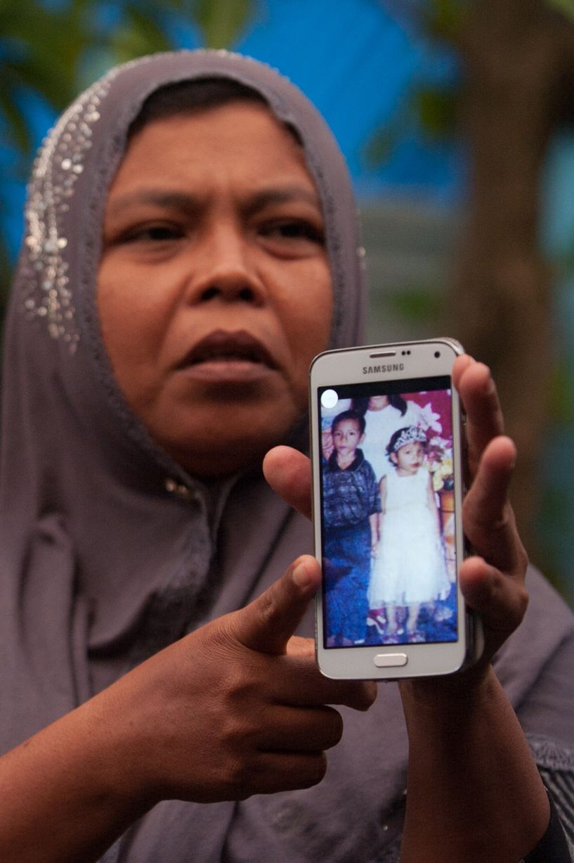 Indonesian mother Jamaliah displays a picture taken before the 2004 tsunami of her two missing children, daughter Raudhatul Jannah and son Arif Pratama Rangkuti in Meulaboh, Aceh province (Photo creidts: Daily Mirror)