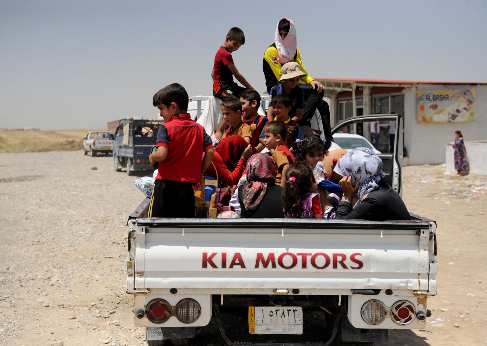 iraqi-yazidis-flee-from-sinjar-to-dohuks-lalesh-1