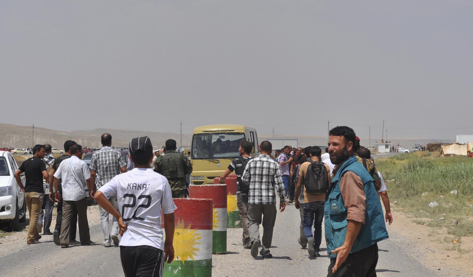 isplaced-families-minority-yazidi-sect-fleeing-violence-walk-outskirts-sinjar-west-mosul