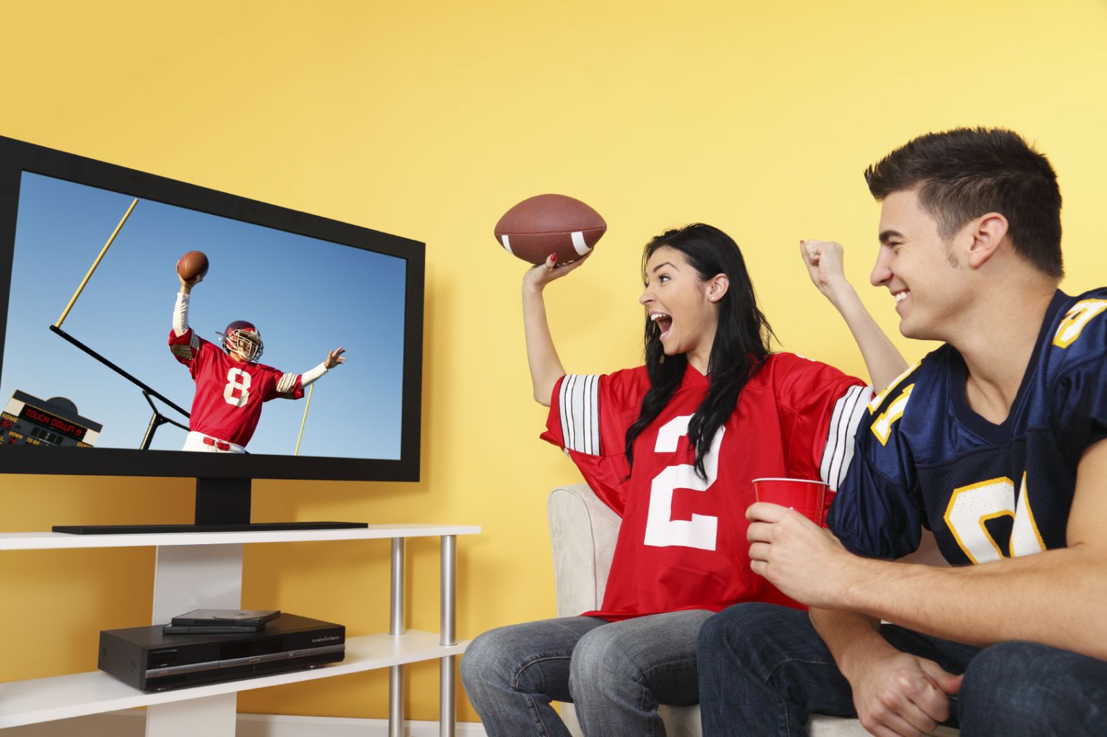 C has tv. Телевидение и спорт. Футбол по телевизору. Телевизор футбол. Болельщики у телевизора.