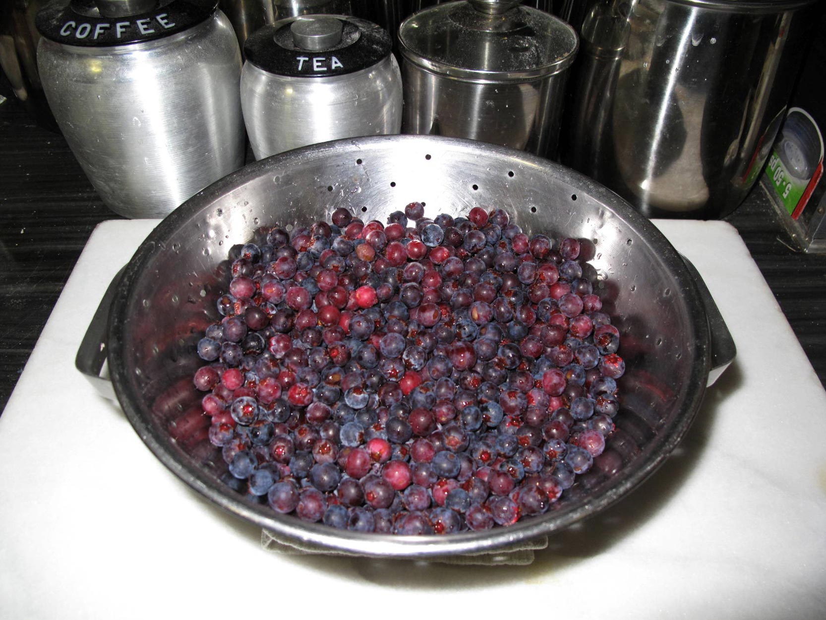 Serviceberries-in-colander-20-minute-garden