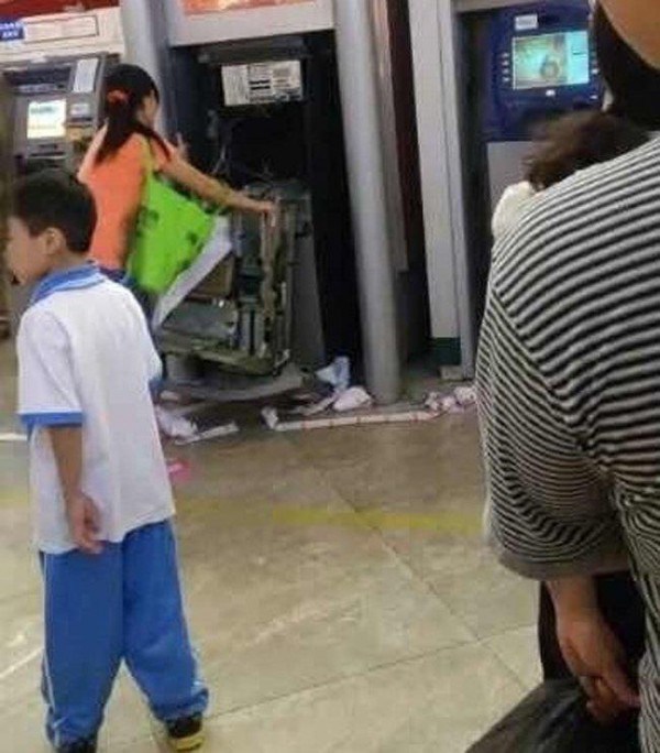 china-dongguan-chinese-woman-tears-apart-atm-machine-swallowed-card-05-600x684