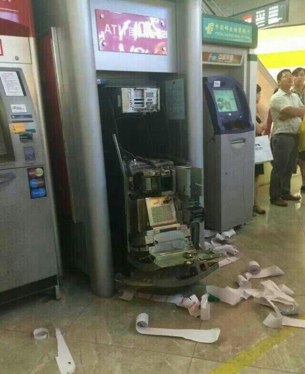 china-dongguan-chinese-woman-tears-apart-atm-machine-swallowed-card-06-600x735