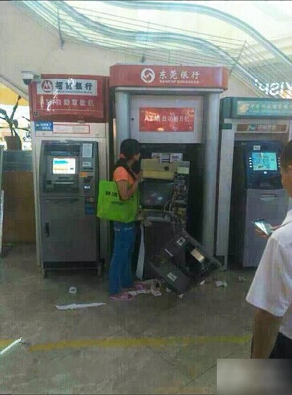 china-dongguan-chinese-woman-tears-apart-atm-machine-swallowed-card-07