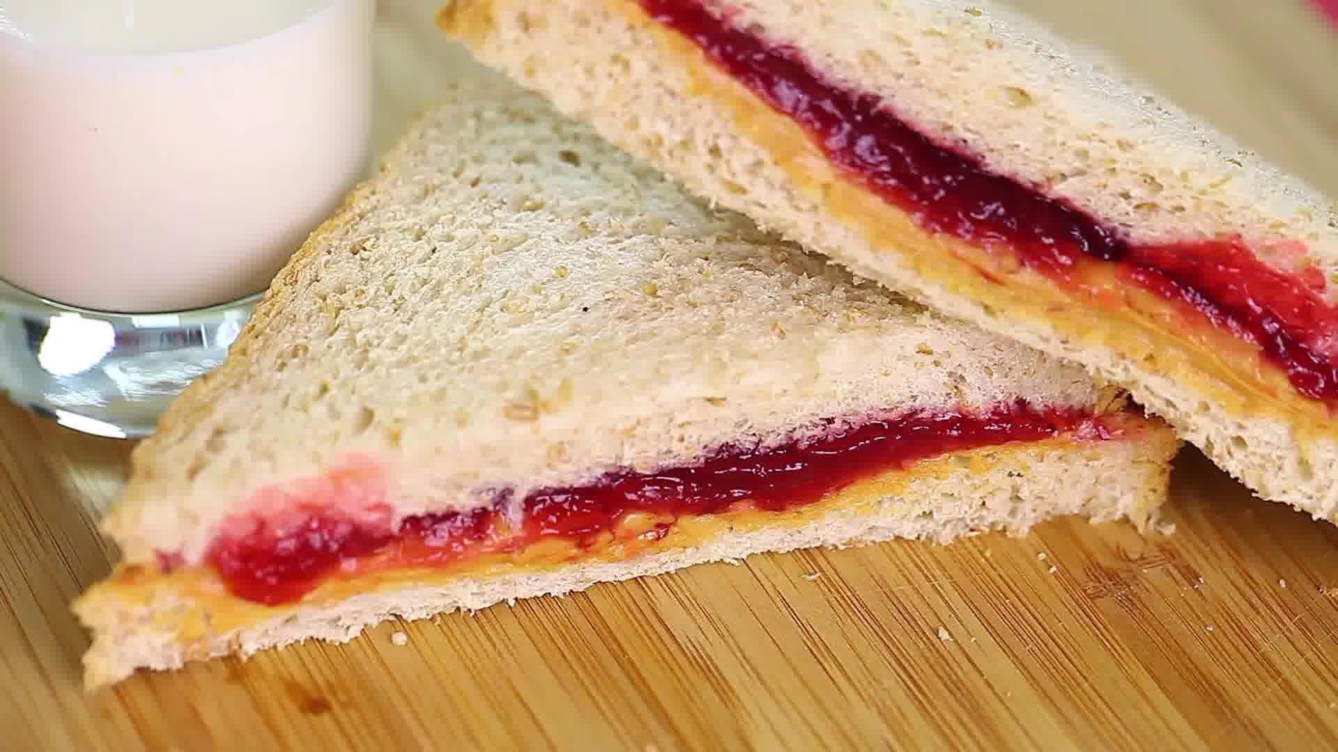 Make-a-Peanut-Butter-and-Jelly-Sandwich