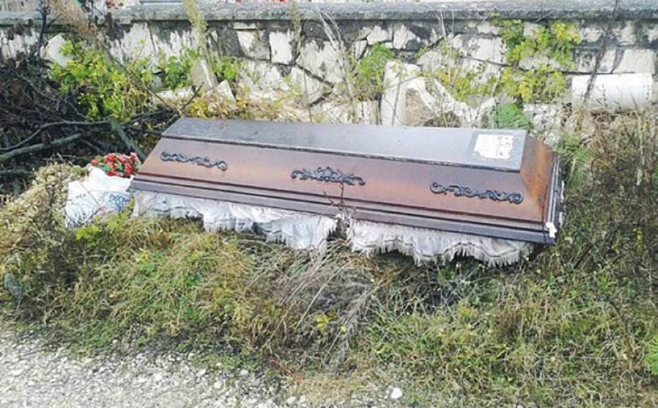 60-year old Verica Zunjic dumped her husband’s coffin on the roadside (Photo Credit: Europics)