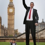 World’s Tallest And Shortest Men Meet For Guinness World Records Day