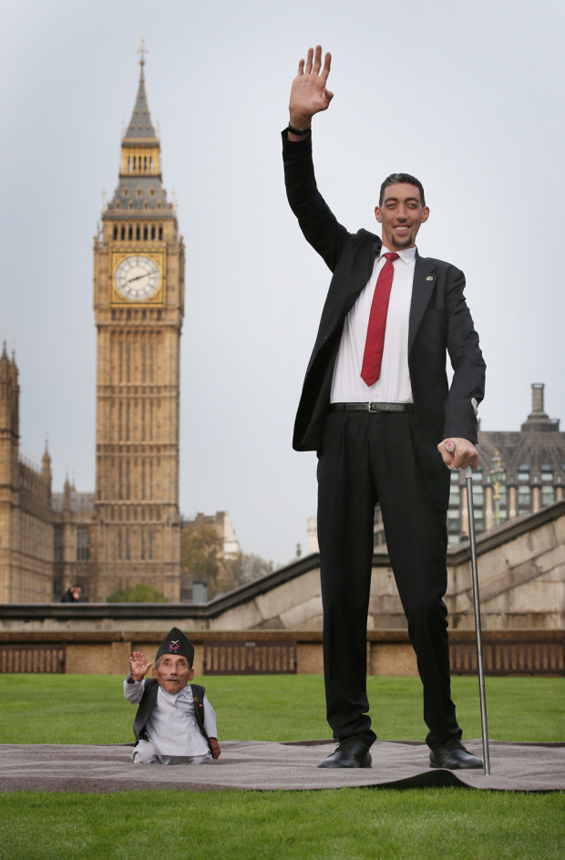 World's Tallest And Shortest Men Meet For Guinness World Records Day