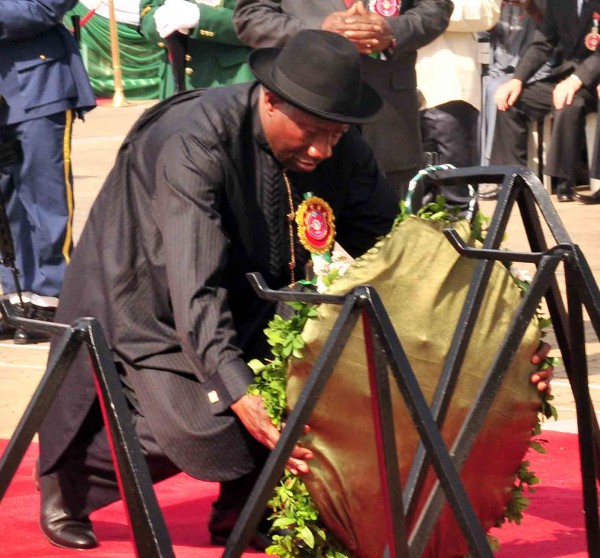President  Goodluck Jonathan laying wreath to commemorate 2015 Armed Forces Remembrance Day in Abuja today, Thursday, January 15, 2015. (Photo Credit: NAN)