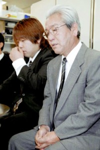 Youngest serial killer ever executed in Japan, Yukio Yamaji pictured with his lawyer. (Photo Credit: Wikipedia)