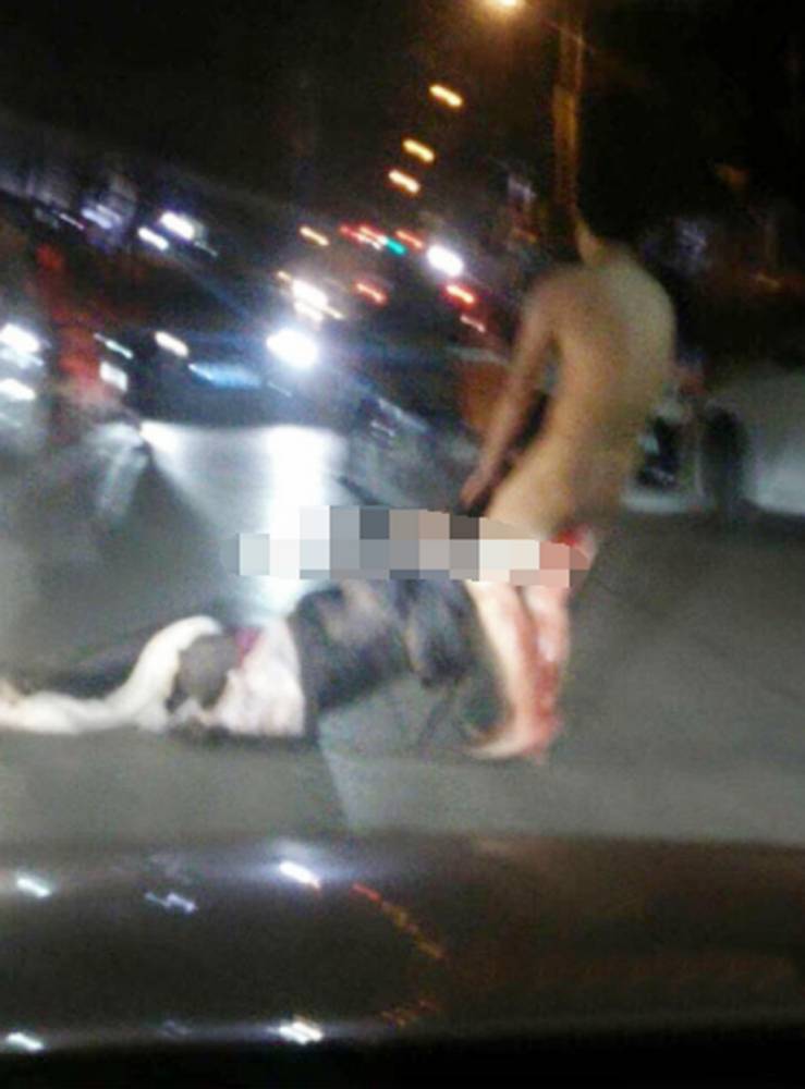 Naked man is beating up a woman outside the hospital in China. (Photo Credit:CEN)