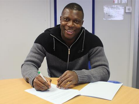 Nigerian footballer Yakubu Aiyegbeni signing his new Reading contract (Photo credit: BBC Sports)