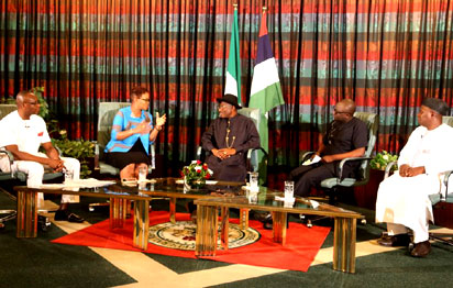 L-R: Ibanga Isine, Adesuwa Onyenokwe, President Goodluck Jonathan, Deji Badmus & Ibrahim Sheme at the Presidential media chat held on Wednesday, february 11, 2015 (Photo Credit: Vanguard)