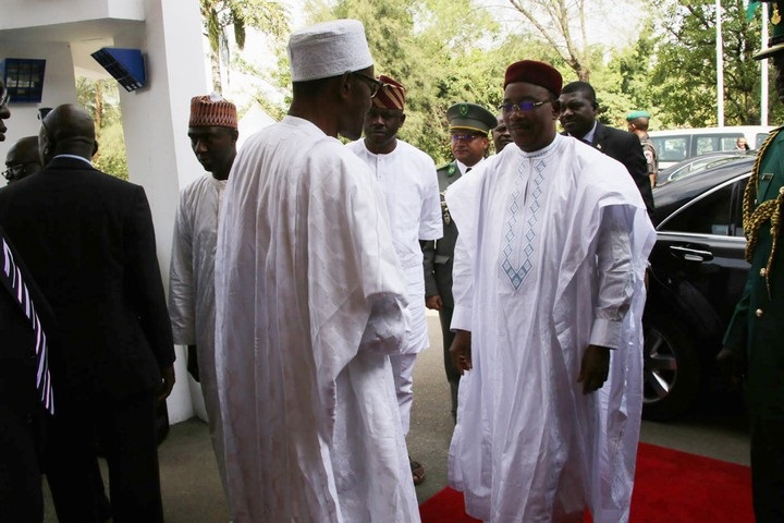 Nigerien president visits Buhari (Photo Credit: nairanaijanews.com)