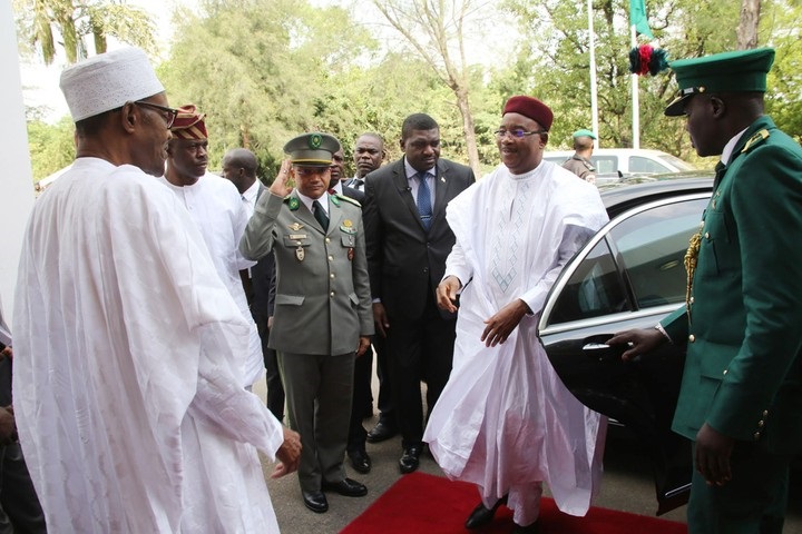 Nigerien president visits Buhari (Photo Credit: nairanaijanews.com)