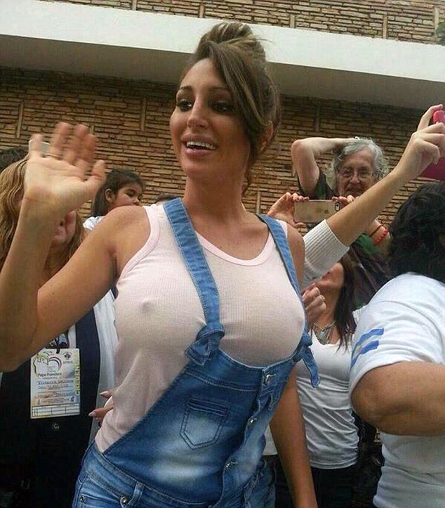 Model With Big BOOBS Went To Meet Pope Without BRA, This Happens (PHOTOS). 