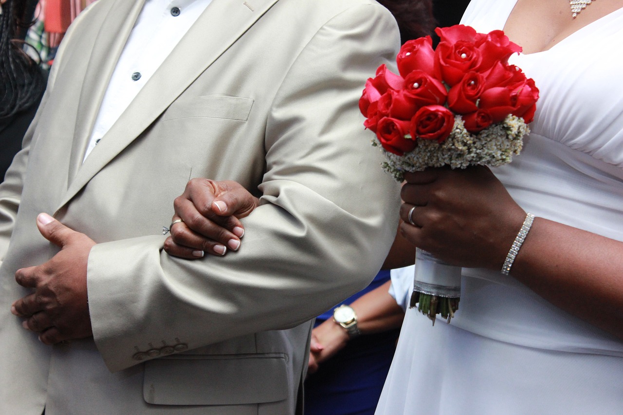 partner breadwinner couple love kiss pregnant wedding