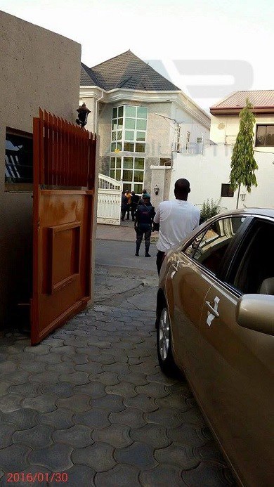 EFCC officials take over the Abuja home of former PDP chairman, Adamu Mu'azu | The Whistle