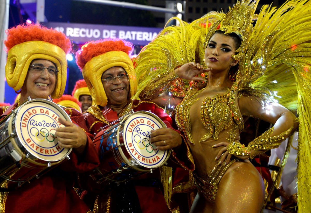 Nude brazilian female street dancers