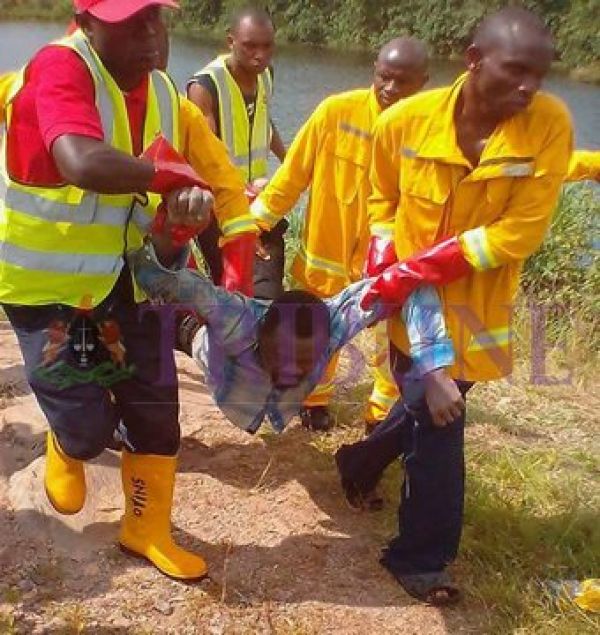 Photo shows rescue workers with the body of one of the drowned World Bank officials. | Nigerian Tribune