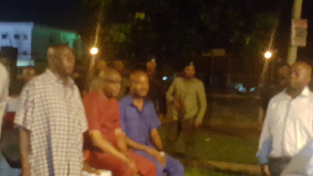 Rivers State Police Commissioner, Mr Francis Odesanya (,in red) in front of number 35 Forces Avenue after a failed attempt by the police to abduct a Federal High Court judge by 1am on saturday 8th October, 2016.