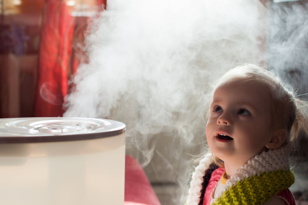 A baby with a humidifier | Aqua Mechanical/Flickr