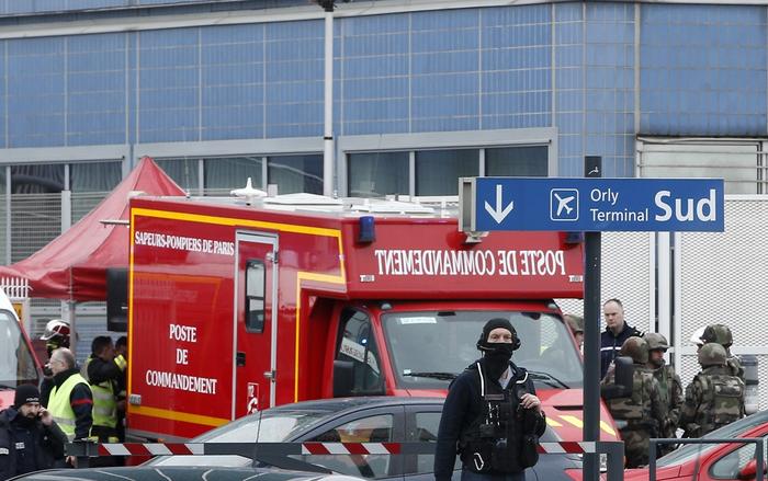 Security forces killed a man who seized a weapon from a soldier at the Paris-Orly Airport, the French interior ministry said Saturday, according to a