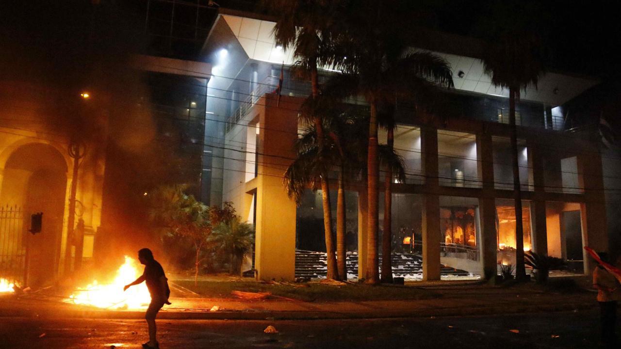 Protesters set fire to Paraguay Congress