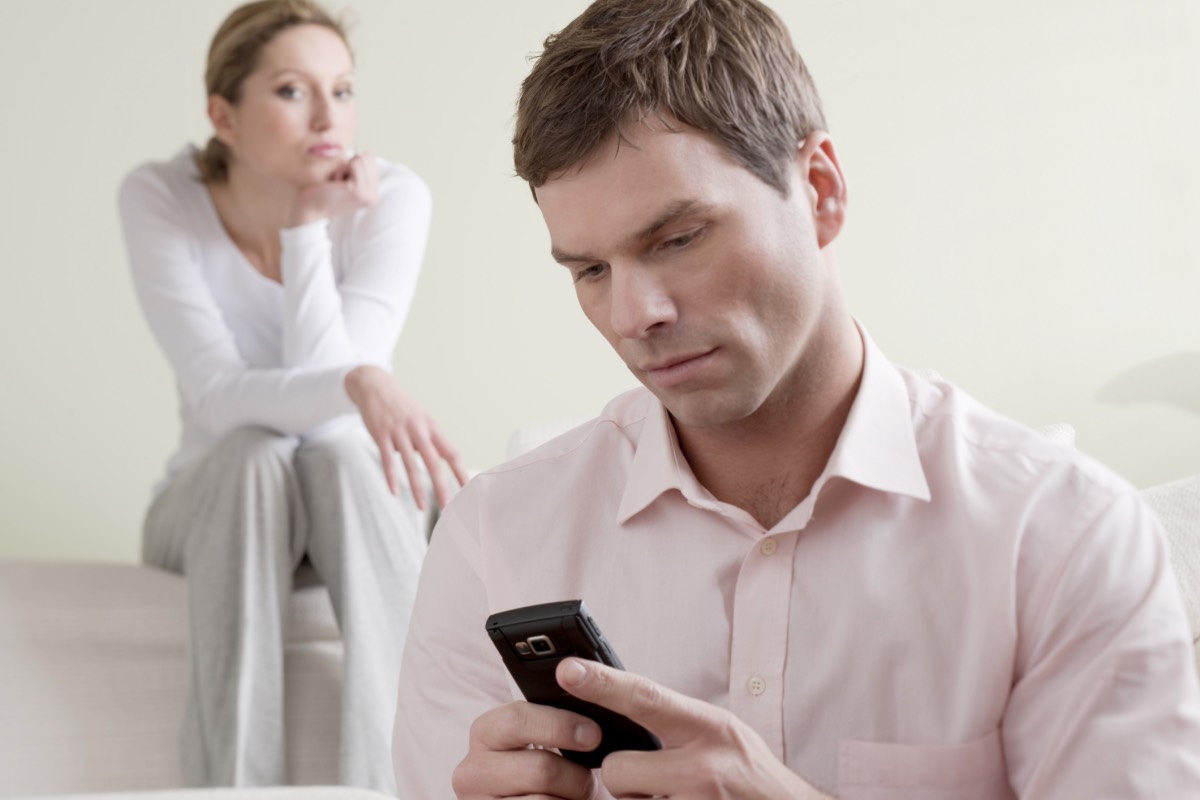 red flags, signs Mr Wrong husband running cheating man unhappy Couple