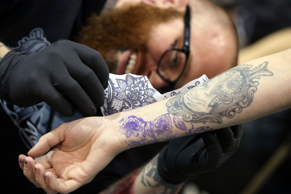 tattoo artist in US aftercare
