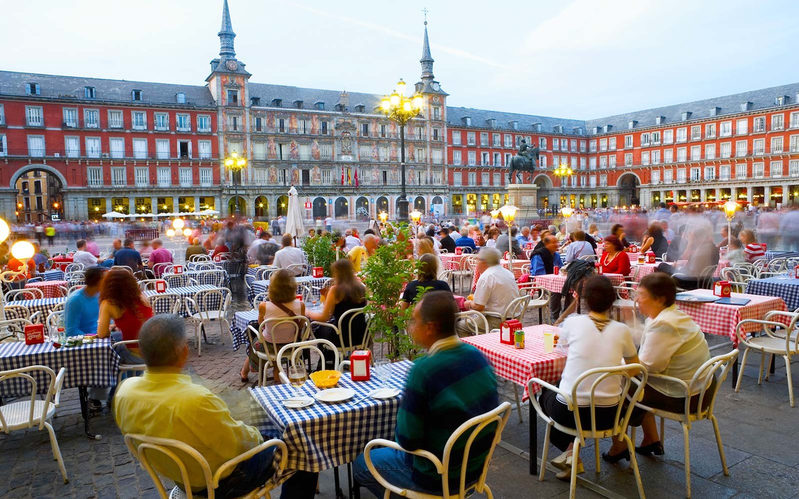 Spain, Madrid, Plaza Mayor, people in restaurants