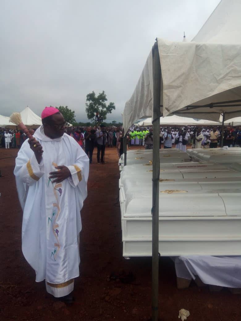 A priest conducts burial for the 2 Roman Catholic priests and 17 parishioners murdered by Fulani herdsmen in Benue on Tuesday, May 22, 2018 in Makurdi | Twitter