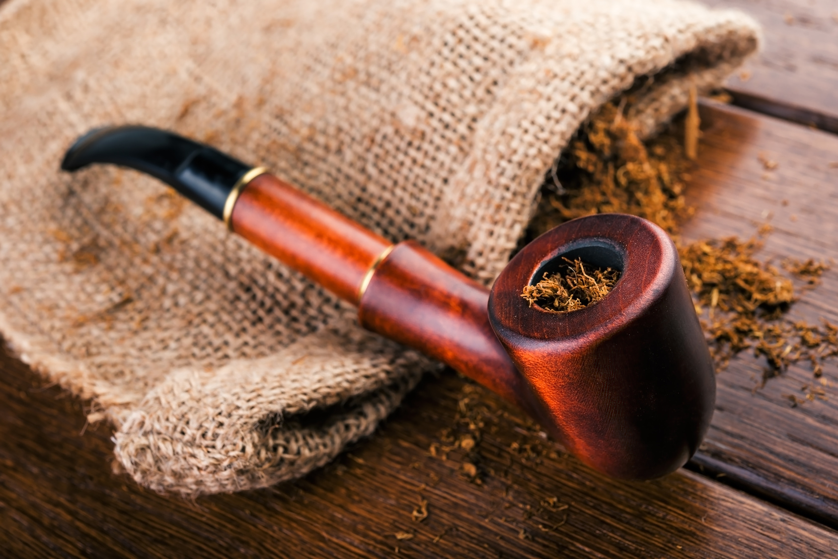 Smoking pipe and tobacco on brawn wooden table. how