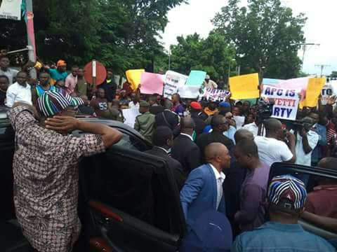 Benue youths prevent Governor Ortom from attending meeting with @OfficialAPCNg National leadership in Abuja. Threaten to vote him out if he insists on going for the meeting. The angry youths removed the APC flag on his vehicle and asked him to go back to Government House | Twitter