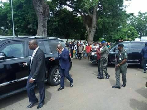 Benue youths prevent Governor Ortom from attending meeting with @OfficialAPCNg National leadership in Abuja. Threaten to vote him out if he insists on going for the meeting. The angry youths removed the APC flag on his vehicle and asked him to go back to Government House | Twitter
